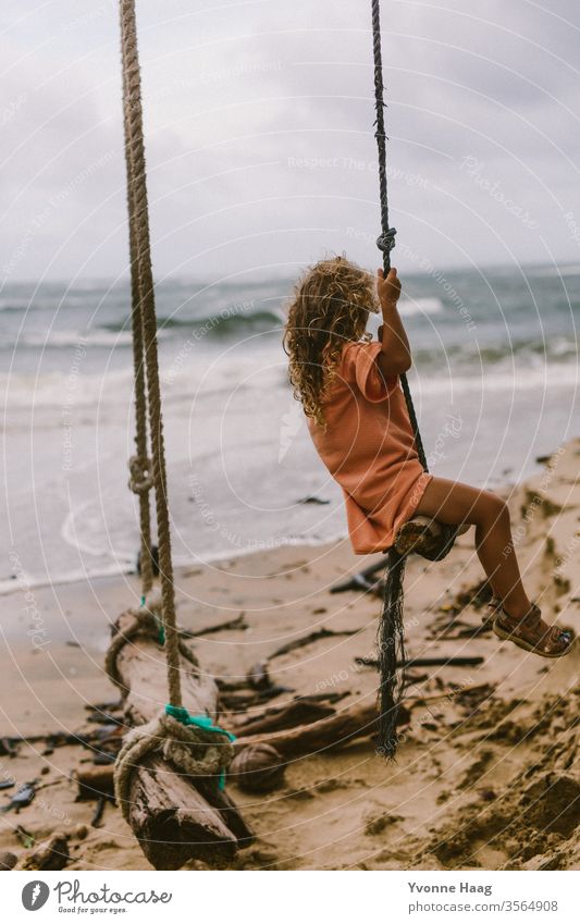 Dem Meer entgegen schaukeln Hawaii Hawaiiblume Schaukelnd Freude Spielen Außenaufnahme Farbfoto Spielplatz Kindheit Tag Kinderspiel Textfreiraum rechts Bewegung