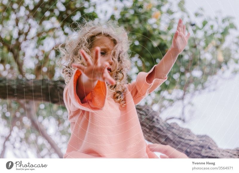 Mädchen mit offenen Armen Hawaii Hawaiiblume schaukeln Schaukelnd Freude Spielen Außenaufnahme Farbfoto Spielplatz Kindheit Tag Kinderspiel Textfreiraum rechts