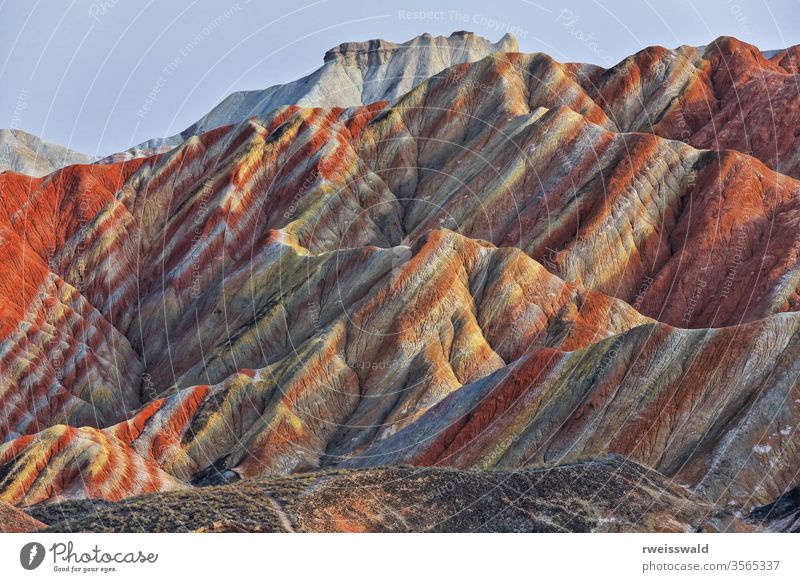 Kleiner-Potala-Palast auf dem Sieben-Farben-Berg-Landform vom Buntwolken-Beobachtungsdeck aus. Zhangye Danxia-Qicai Landschaftsfleck-Gansu-China-0898