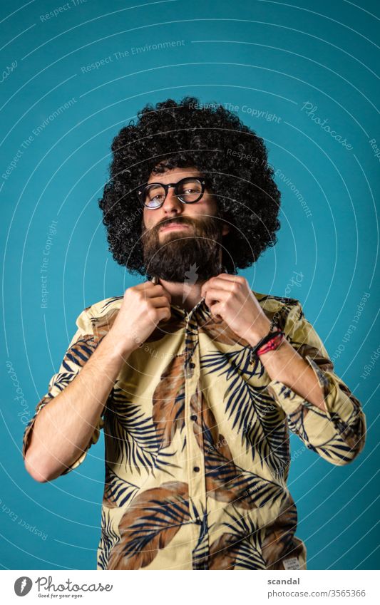 White Afro Dude - mann mit afro men augenbraun Haut Nase Mund Auge maskulin Kerl Mann ernst Bart Porträt Afrohaar palmen hemd cool blau Brille Brillenträger