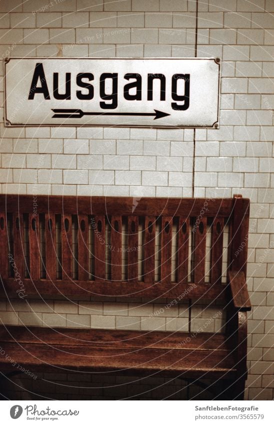 Ausgang in U-Bahn Berlin U-Bahnstation Ausfahrt Ausweg Bank Pfeil Regie Wand Schriftzeichen Farbfoto Schilder & Markierungen Zeichen Hinweisschild Deutschland