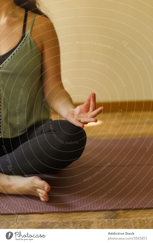 Nutzpflanzenfrau in Lotus-Pose auf Matte Yoga Mudra Frau gestikulieren Übung padmasana Sportbekleidung Unterlage Windstille üben Achtsamkeit stumm Gelassenheit