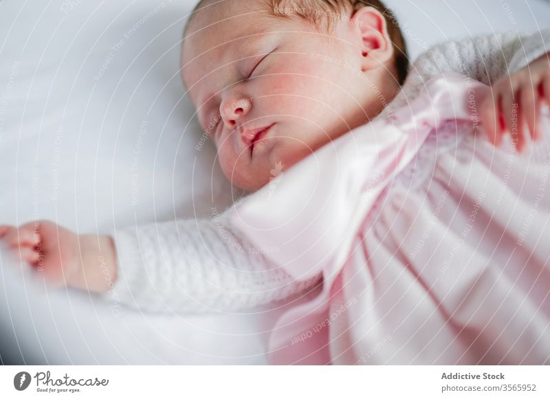 Neugeborenes Mädchen schläft in Krippe neugeboren schlafen Baby Babybett Kinderbett bezaubernd Lügen niedlich gemütlich Kleid Säugling unschuldig ruhen