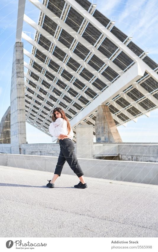 Tanzende Frau auf modernem Gebäude Tänzer Ballerina Zeitgenosse Konzept hoch Beton Person urban Fliege Konstruktion Straße Bewegung Architektur abstrakt kreativ