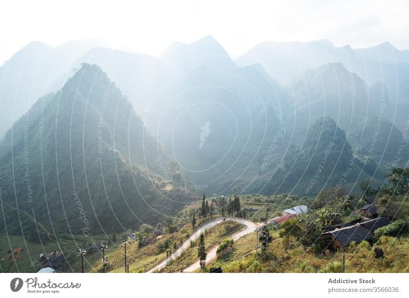 Beeindruckende Kulisse einer Serpentinenstraße in den Bergen Straße Berge u. Gebirge Landschaft erstaunlich Nebel geschlängelt Hochland Morgen Sommer Vietnam