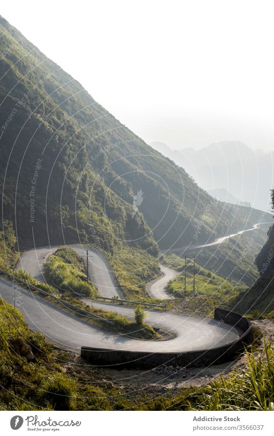 Beeindruckende Kulisse einer Serpentinenstraße in den Bergen Straße Berge u. Gebirge Landschaft erstaunlich Nebel geschlängelt Hochland Morgen Sommer Vietnam