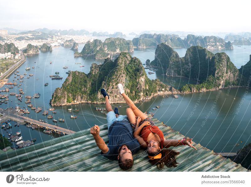 Reisendes Ehepaar bewundert im Sommer die atemberaubende Landschaft der Bucht Paar bewundern Aussichtspunkt Halong Bay Liebe reisen beobachten Tourist