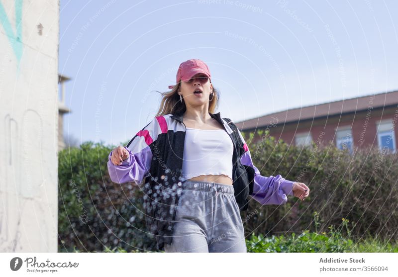 Schockierte Tausendjährige Frau auf Stadtstraße tausendjährig Straße erstaunt cool modern sportlich Hipster Streetstyle Großstadt Gebäude Überraschung Charakter