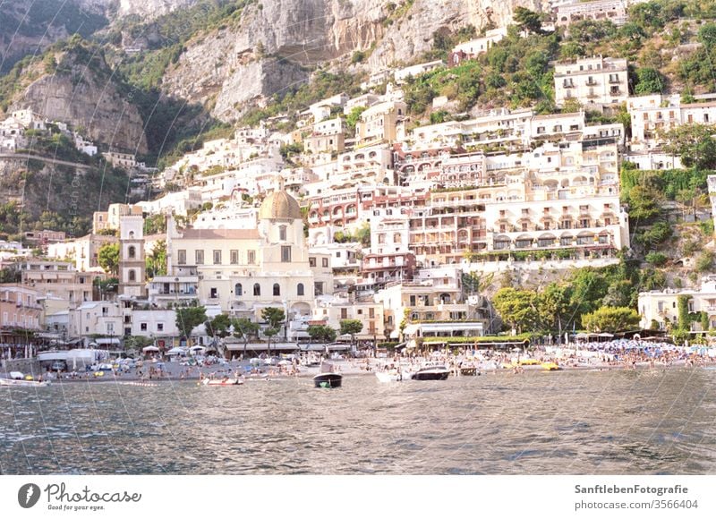 Küstenort in Italien Seeküste Meer Küstenstreifen Ferien & Urlaub & Reisen Meereslandschaft Tourismus Klippe Farbfoto Außenaufnahme Amalfiküste Boote Hafen