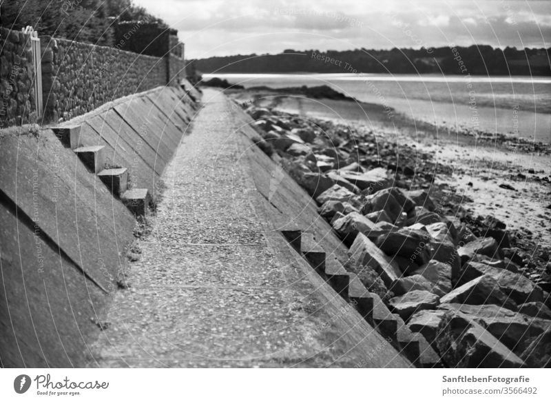 Treppen am Ufer stairs beach Schwarzweißfoto stairway beach walk Ferien & Urlaub & Reisen Meer Außenaufnahme Wasser beach chair Beton Bretagne contrast seaside