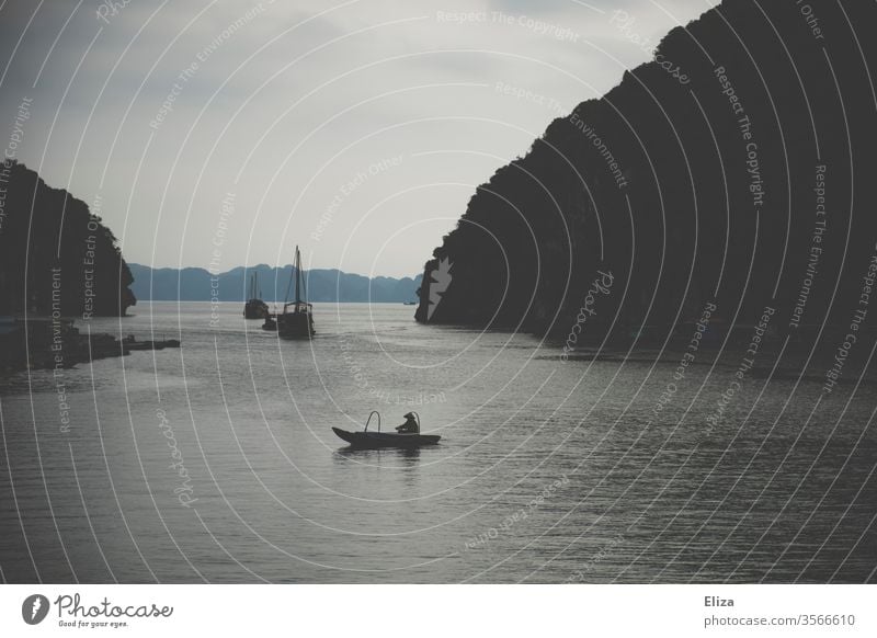 Fischerboot in der Halong Bay in Vietnam Halon Bay Meer dunkel düster Wasser Boot Schiff Halong Bucht Reisen Asien Landschaft Natur Berge u. Gebirge