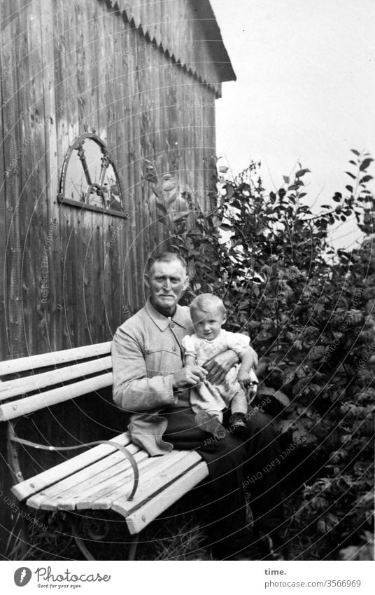 intergenerativer Dialog (I) portrait kleidung damals früher alt nostalgie blick kurzhaarig anzug opa enkel sitzbank holzhaus garten busch halten sitzen