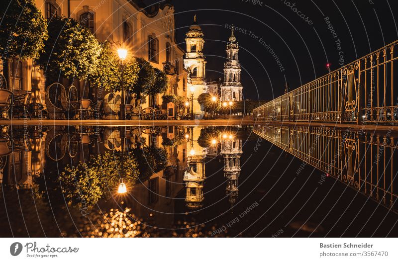 Am Abend nach einem starken Regenschauer auf der Brühlschen Terrasse in Dresden Farbfoto Hofkirche Dom Dämmerung Altstadt Kirche Sightseeing Skyline Tourismus