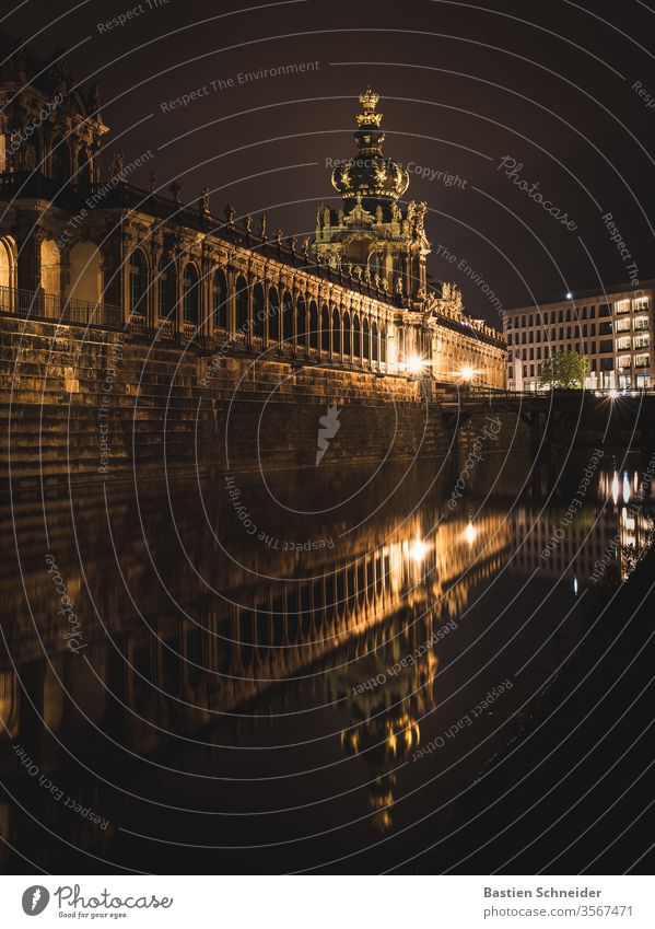 Der Dresdner Zwinger erstrahlt in der Nacht Altstadt Dresden Sachsen historisch Kultur Stadt Ferien & Urlaub & Reisen Tourismus Brücke Deutschland