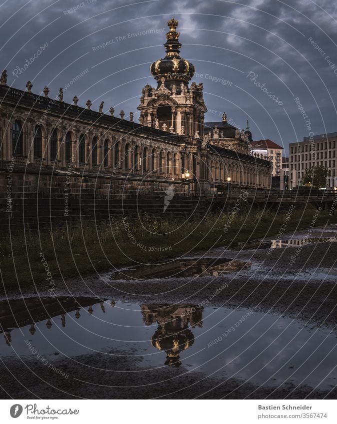 Dresdner Zwinger nach einem starken Regenschauer Altstadt Dresden Sachsen historisch Kultur Stadt Ferien & Urlaub & Reisen Tourismus Brücke Deutschland