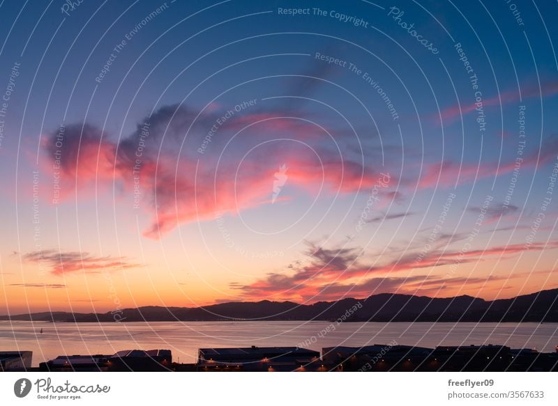 Wolkenreicher Himmel bei Sonnenuntergang mit warmen Tönen Morgendämmerung schön reisen Wasser Abenddämmerung Landschaft Natur Ansicht Strand Sonnenaufgang