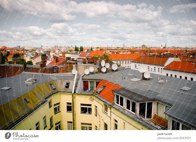 Treffen auf der gleichen Frequenz über den Dächern der großen Stadt Himmelsrichtung Stadtteil Panorama (Aussicht) Satellitenantenne Schönes Wetter Neukölln