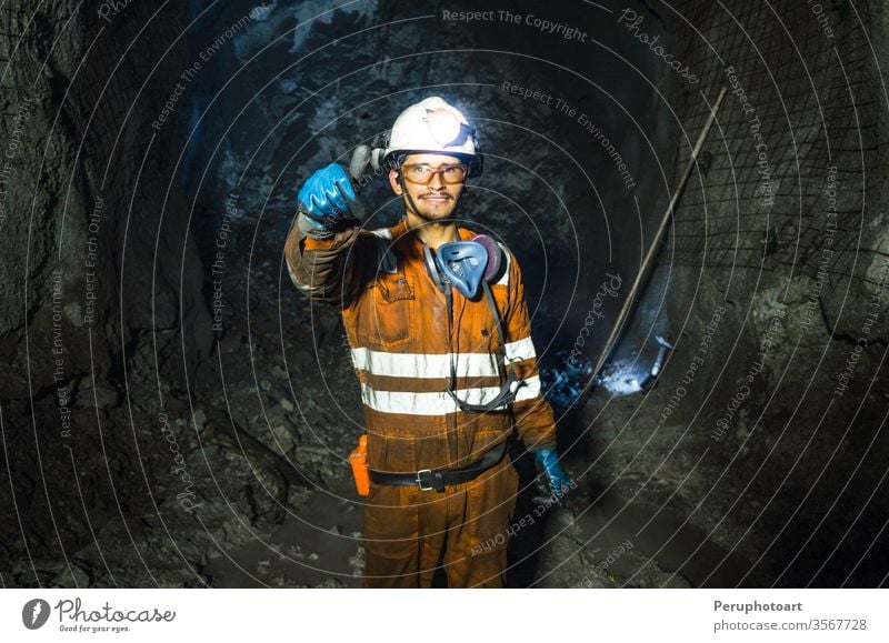 Bergmann in der Mine. Gut uniformierter Bergmann im Bergwerk, der den Daumen hebt Bergarbeiter Höhle industriell unterirdisch Schacht eine im Freien Outfit