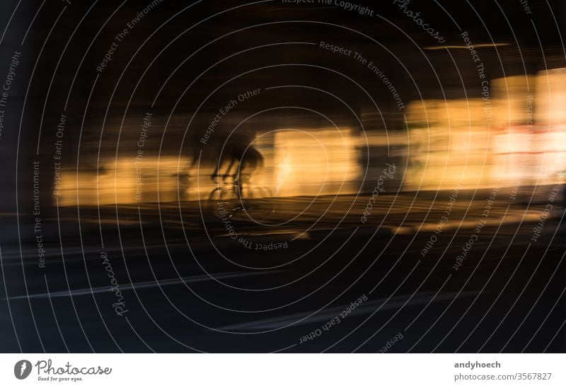 Mit dem Rennrad bei Sonnenuntergang unter einer Brücke durchfahren Kunst Fahrrad Lifestyle Menschen Sachen zum Verkauf Sport abstrakt Aktion Aktivität allein
