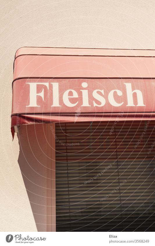 Das Wort Fleisch auf einer rosa Markise vor einer Metzgerei Fleischkonsum Fleischerei Essen Lebensmittel Ernährung Wurstwaren Außenaufnahme Tag geschlossen