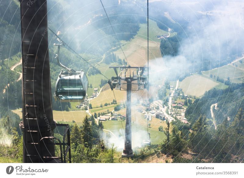 Rauchentwicklung an der Gondelbahn Pfeiler Drahtseile Bäume Fichten Tannen Wege Wiesen Felder Dorf Landschaft Sommer Grün Grau Schwarz Bewegung Vogelperspektive