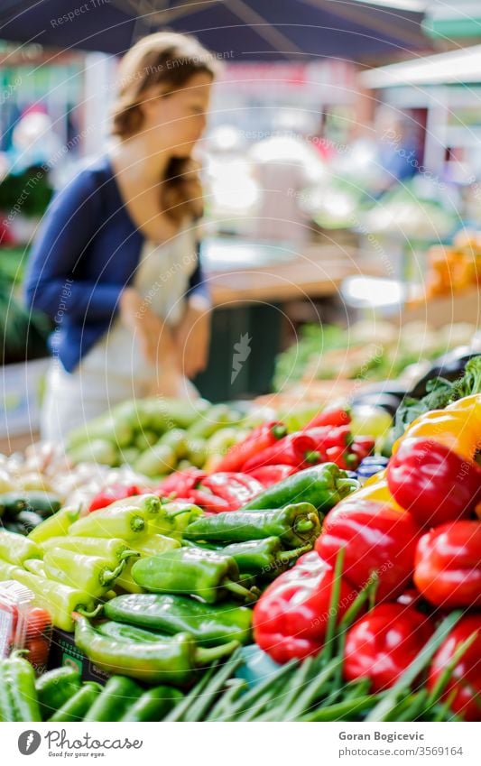 Junge Frau auf dem Markt frisch Lebensmittel Gemüse Bauernhof Lifestyle Ackerbau jung Einzelhandel kaufen natürlich Gesundheit grün produzieren Kunde farbenfroh