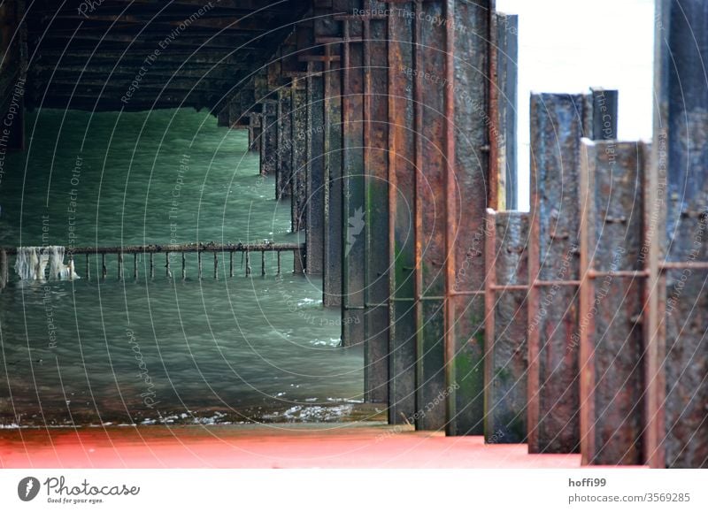 unter dem Fähranleger Wasser Stahlträger Brücke Metall Eisen Rost rostig Konstruktion Schifffahrt Gitter alt