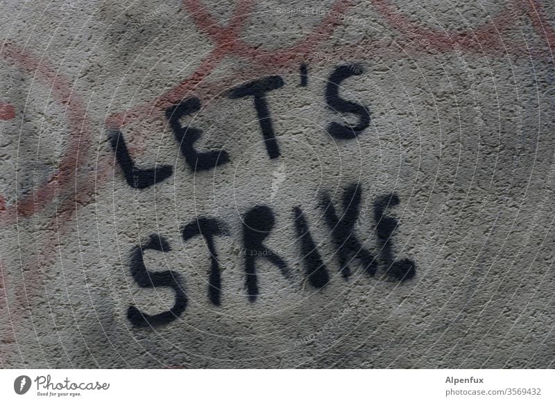 LET'S STRIKE | wörtlich genommen Graffiti Haus Architektur Fassade Wand Schriftzeichen Stadt Farbfoto Gebäude Mauer Gedeckte Farben Außenaufnahme Zeichen