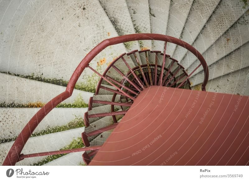 Feuertreppe eines Parkhauses. Wendeltreppe Treppe Treppenhaus staircase Stufen Stein Sandstein Burg Schloss castle Festung Architektur Seil rope Spirale helix