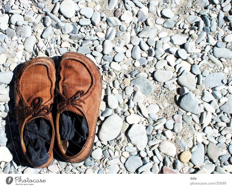 Schuhe links unten gehen Strand Strümpfe braun obskur Stein Côt d'Azur Kies