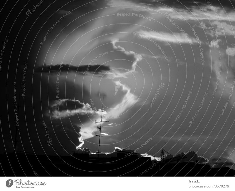 Der Himmel zauberte eine Bühne über der Stadt und das Drama gleich mit. Wolken Antenne Kran dramatisch