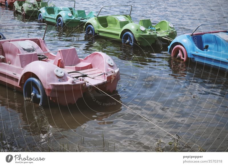 alte Tretboote auf einem See Wasser Wasserfahrzeug Sommer Schwimmen & Baden Außenaufnahme Freizeit & Hobby Ausflug Ferien & Urlaub & Reisen Farbfoto Bootsfahrt