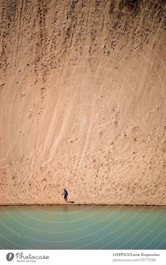 Die seitliche Seite der Düne steht wie eine riesige Mauer beige Farbe Textfreiraum Tag Tageslicht wüst Hügel Hügelige Landschaft See Natur Menschen Person Zobel