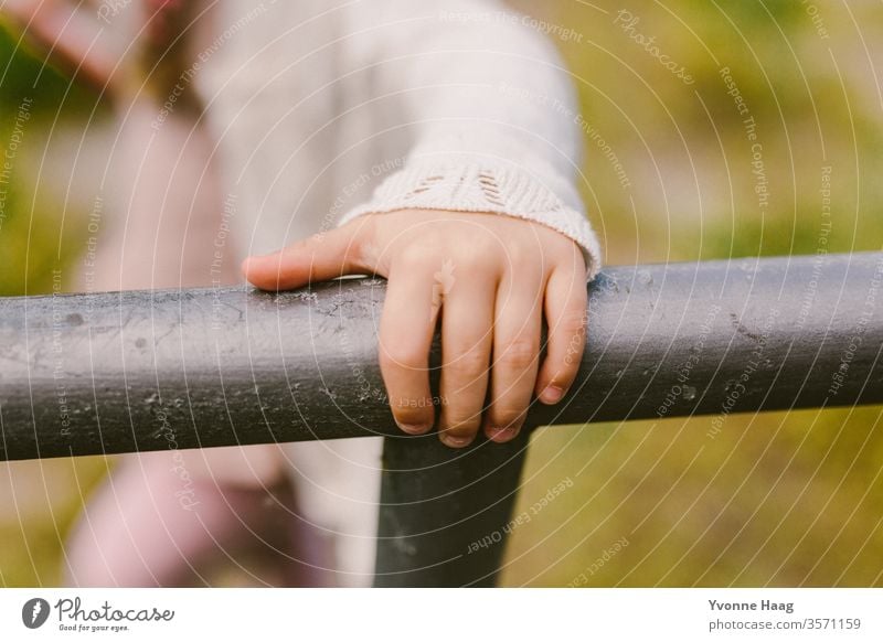 Kinderhand greift um die Brüstung Sand Strand Meer Wasser Wellen Brandung Küste Himmel blau Wolken Horizont Natur Ferne Landschaft weiß Schönes Wetter Sommer