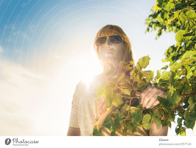 Summerfeeling V Lifestyle Sommer Sonne feminin Junge Frau Jugendliche 18-30 Jahre Erwachsene Landschaft Himmel Schönes Wetter Baum Sträucher T-Shirt