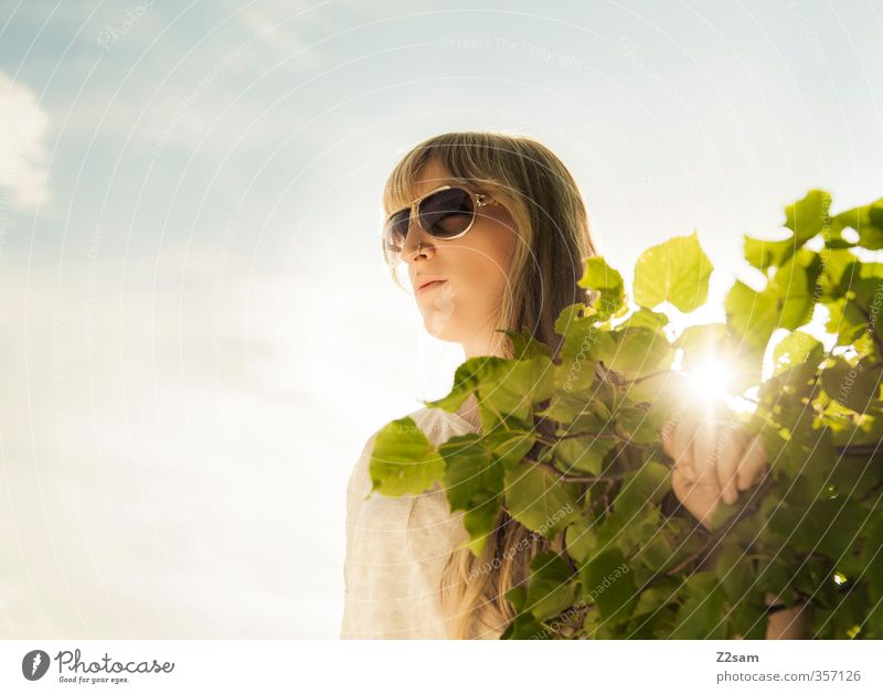 Junge Frau in der Sonne Lifestyle Stil Erholung Ferien & Urlaub & Reisen Freiheit feminin Jugendliche 18-30 Jahre Erwachsene Piercing Sonnenbrille blond