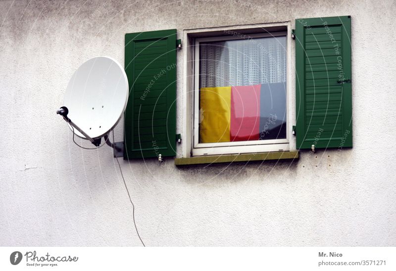 Deutschlandfunk Satellitenantenne Telekommunikation Entertainment empfangsbereit Empfangsstation Bundesrepublik Deutschland Germany Deutschlandflagge