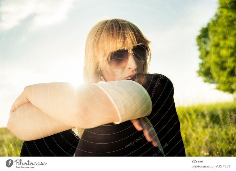 Junge Frau entspannt in der Sonne Lifestyle Stil Erholung Ferien & Urlaub & Reisen Freiheit feminin Jugendliche 18-30 Jahre Erwachsene Landschaft Himmel