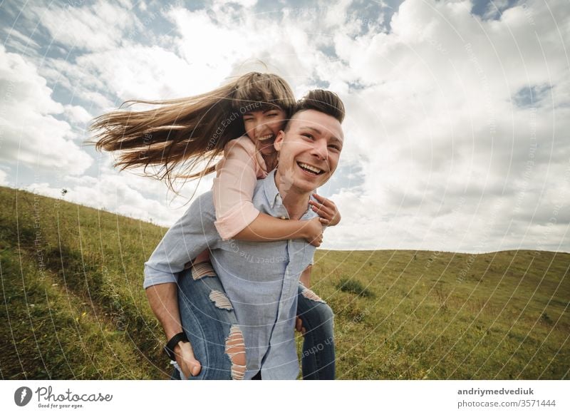 verrücktes junges Paar, das sich im Freien emotional amüsiert, küsst und umarmt. Liebe und Zärtlichkeit, Romantik, Familie, Emotionen, Spaß. zusammen Spaß haben