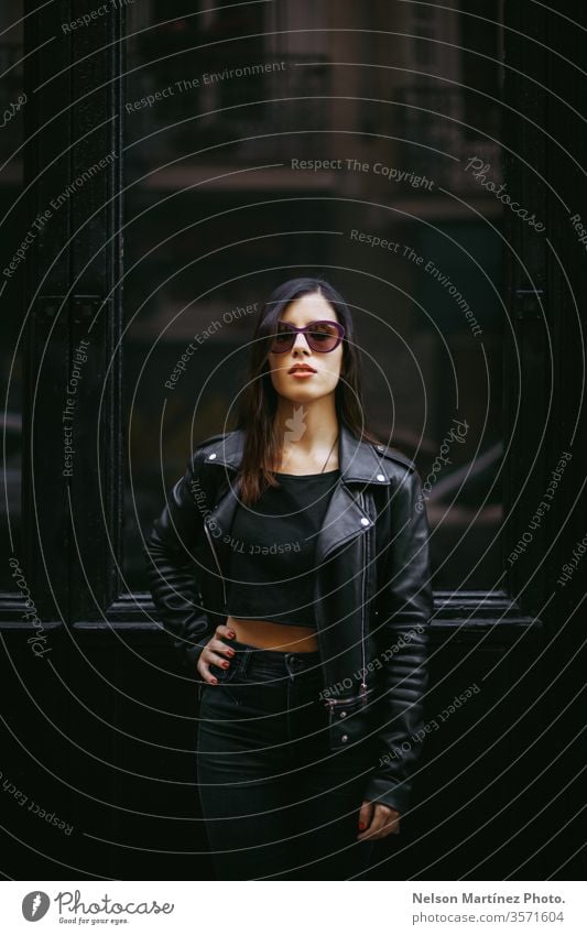 Porträt eines niedlichen Modells mit Jeansjacke und Brille. Jeansstoff schwarz Reflexion & Spiegelung Glamour Frau Lichter Lifestyle Bokeh weißes Kleid Stil