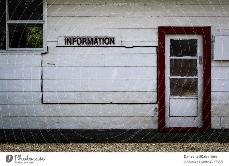 Holzwand mit Schild Information Beratung Mitteilung informieren Schilder & Markierungen Hinweisschild Schriftzeichen Wand Tür Fenster Kommunizieren erfahren