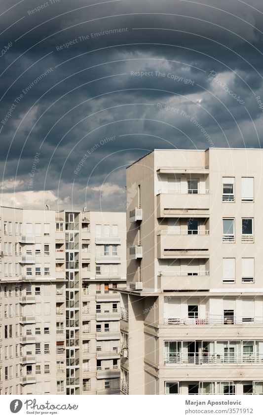 Stürmische Wolken über den Wohngebäuden Appartement Architektur schlecht Gebäude Großstadt Stadtbild Cloud Wolkenlandschaft wolkig Konzept Kondominium Kumulus