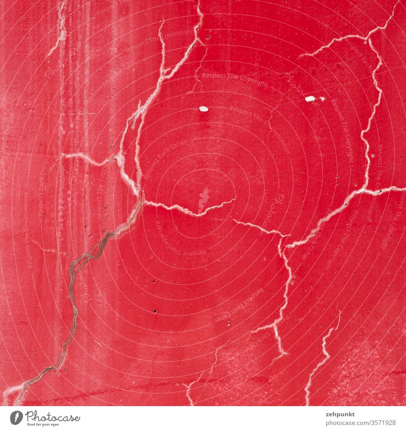 Kratzspuren an roter Wand, die wie ein Bär aussehen rote wand Kratzer Bahnhof Cham Menschenleer Strukturen & Formen Detailaufnahme