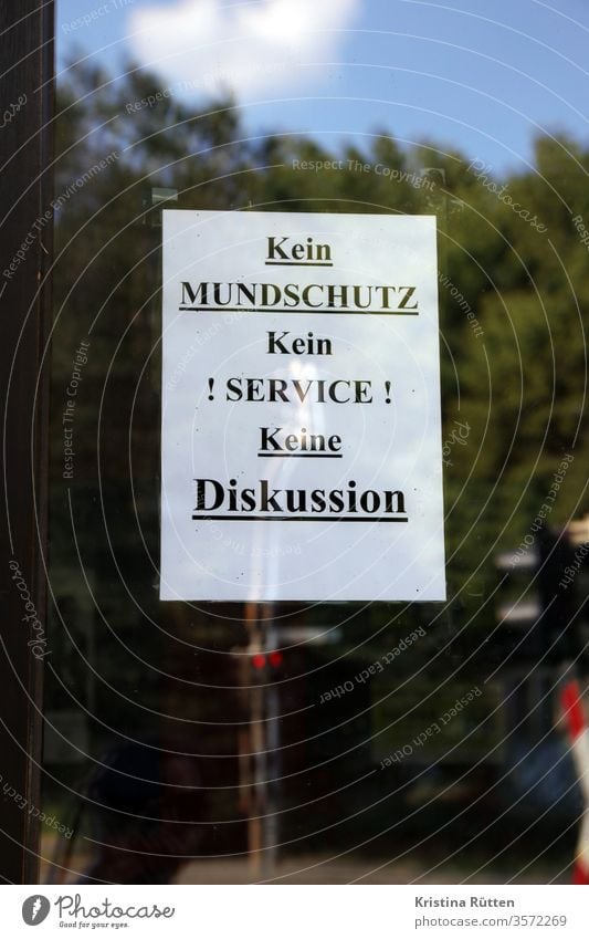 kein mundschutz, kein service, keine diskussion maske mund-nasen-schutz mns ansage aussage zettel schild hinweis kneipe restaurant laden geschäft ladenlokal