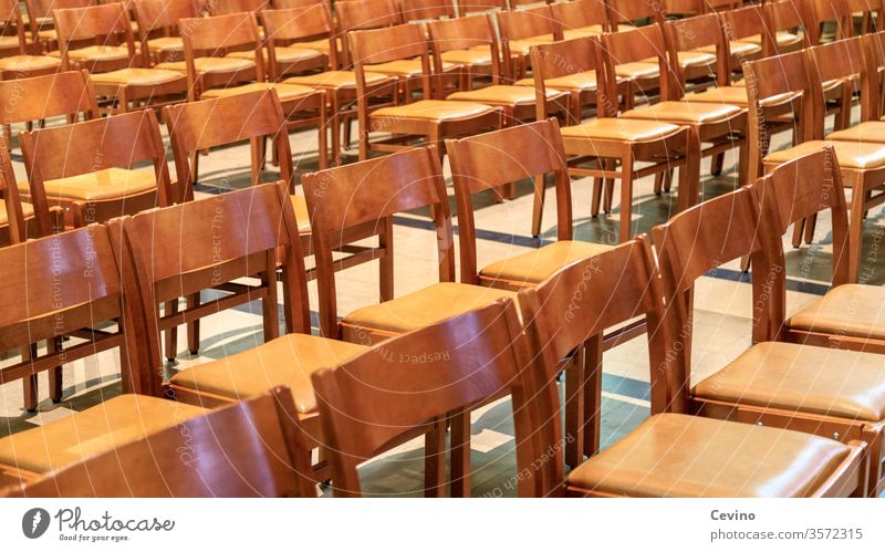 Leere Stühle Stuhl Stuhlreihe Stuhlreihen unbequem Holzstuhl Holzstühle Sitzfleisch Kirche Kirchenstühle Reihe Reih und Glied braun braune Stühle