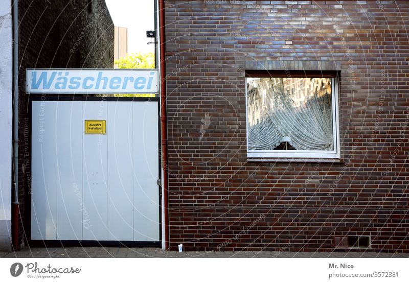 Wäscherei Haus Fenster Waschen Reinlichkeit sauber hygienisch hygiene Reinheit Fassade Landleben ländlich Wäsche waschen Waschtag Dorf Tor Sauberkeit Gardine