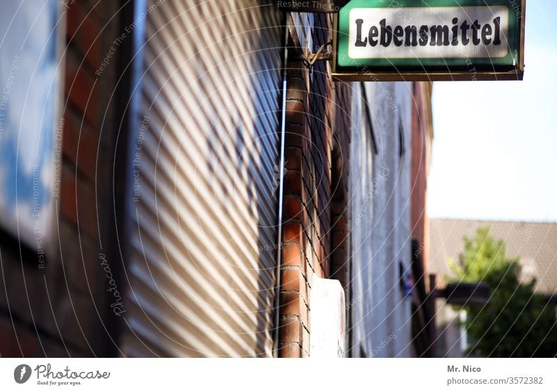 Lebensmittel sind  I  Lebensnotwendig Lebensmittelgeschäft Stadt Gebäude Leuchtreklame tante emma laden Einkaufen Laden Einzelhandel Ladengeschäft Supermarkt