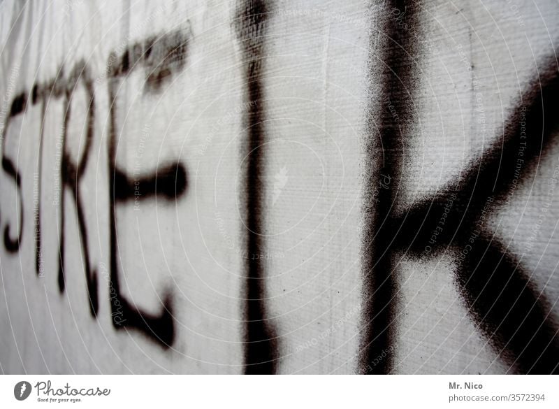 Streik Plakat Typographie Buchstaben Schriftzeichen Schilder & Markierungen Hinweisschild Wort weiß abstrakt Ungerechtigkeit Kapitalwirtschaft Sozialstaat