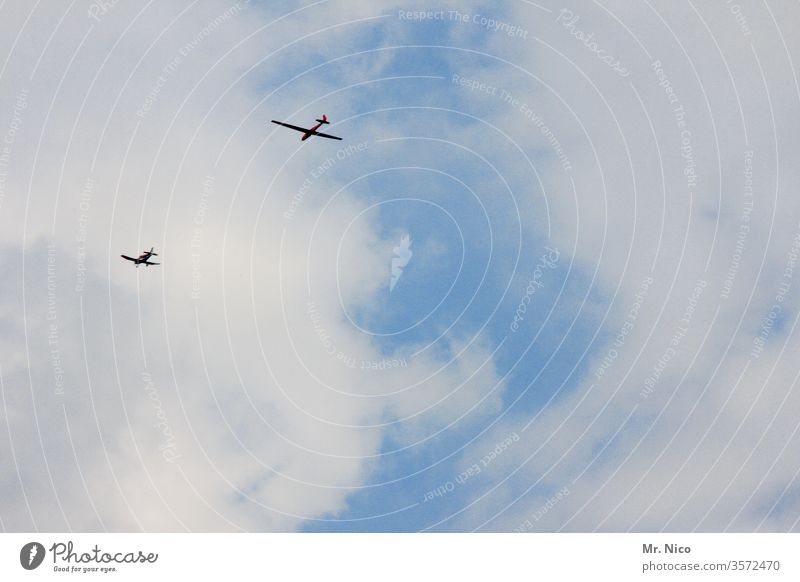 Abschleppen Flugzeug Luftverkehr fliegen Motorflug Segelfliegen Segelflugzeug abschleppen Himmel Wolken Flugschau Froschperspektive Fluggerät Hängegleiter