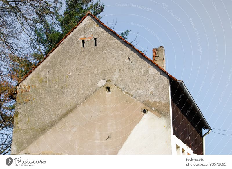 Zeichen der Zeit Architektur verschwunden eckig Fassade Strukturen & Formen Zahn der Zeit Vergänglichkeit Umrisslinie Wandel & Veränderung Stall authentisch